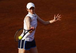 Cristina Bucsa devuelve una bola con su derecha en el partido ante Kenin.