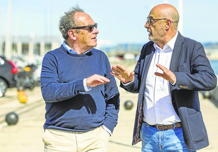 Félix Álvarez y Rafael Sebrango escogieron la dársena de Molnedo, junto a la bahía de Santander, para su conversación.