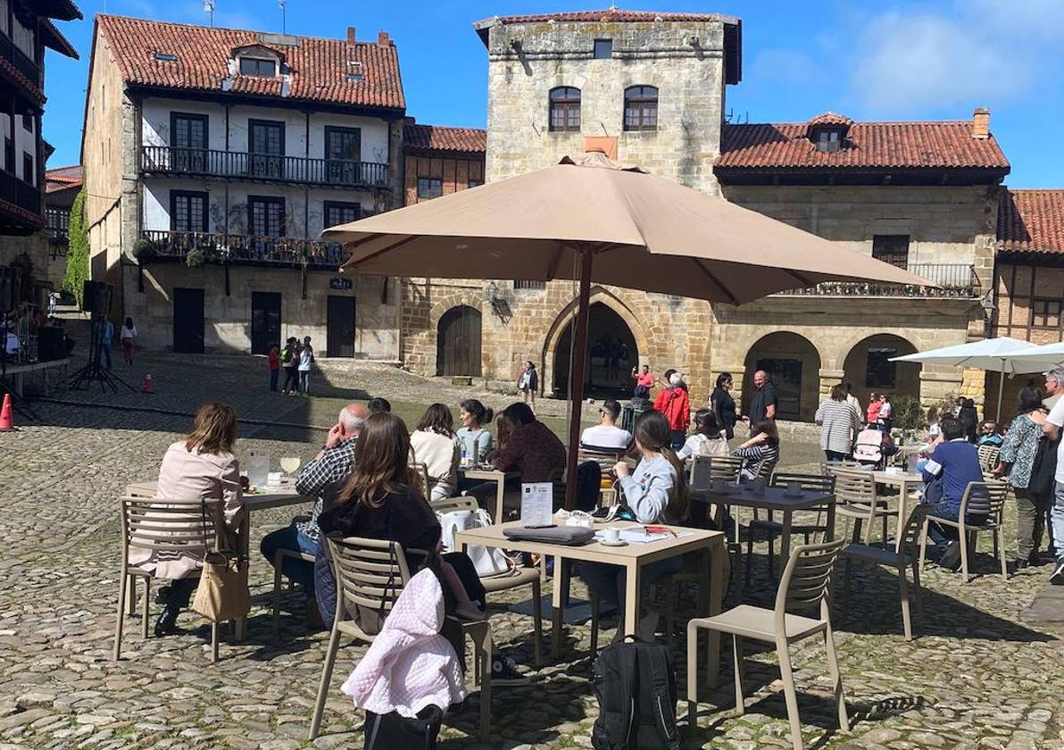 Imagen de la terraza con la torre de don Borja al fondo.