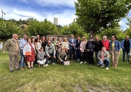 Todos los asistentes se fotografiaron junto al Monumento a las Víctimas del Holocausto tras la celebración del pequeño honenaje a los exiliados de la Guerra Civil.