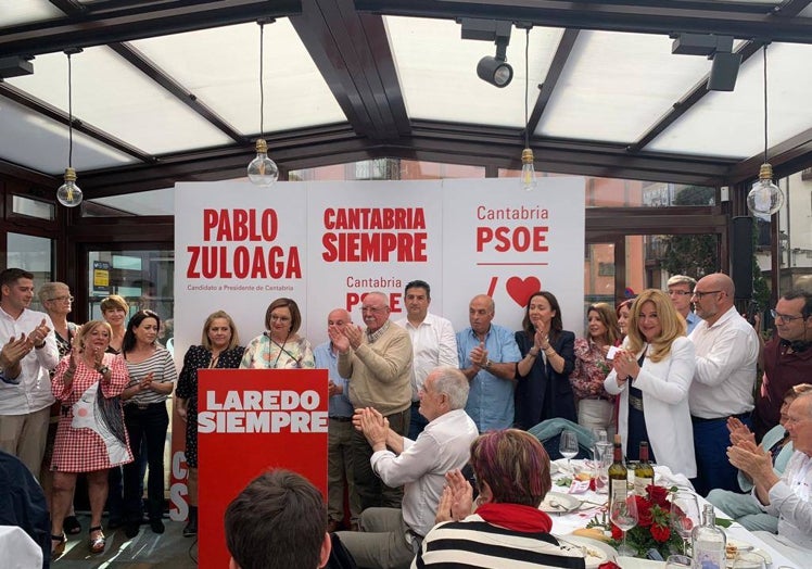 Los integrantes de la candidatura arroparon a su número uno tras el mitin ofrecido al término de una comida con simpatizantes y afiliados.