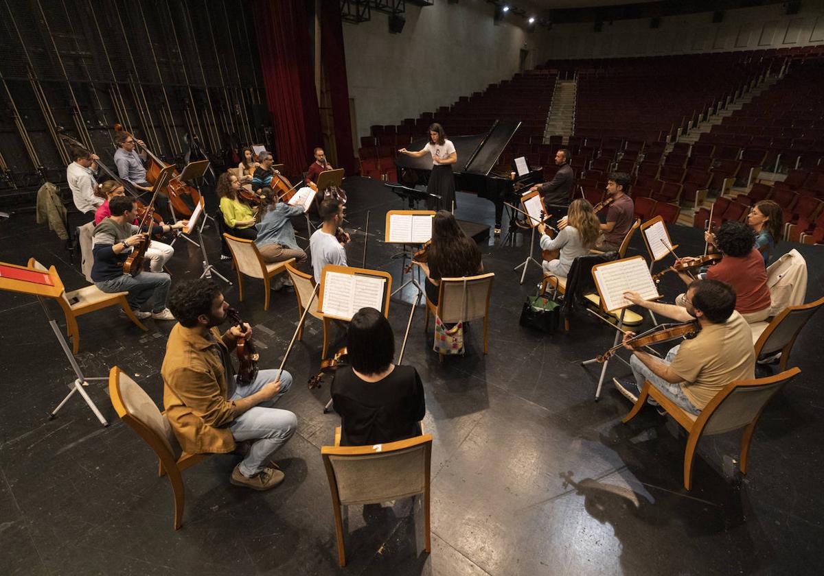 Ensayo de la Oscan bajo la dirección de Paula Sumillera.