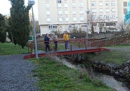 Vecinos de la calle Arroyo Las Fuentes miran como el terreno se está hundiendo en una curva hacia el arroyo y cerca de las viviendas, tal y como se aprecia en la foto.