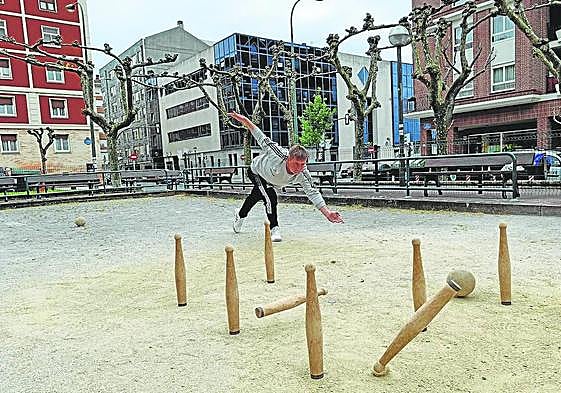 Chin Velasco birla durante uno de sus entrenamientos en la bolera del barrio de San Ignacio.