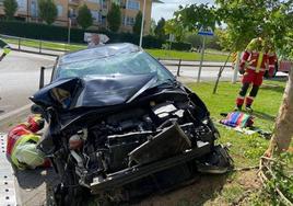 El coche destrozado, la conductora herida leve