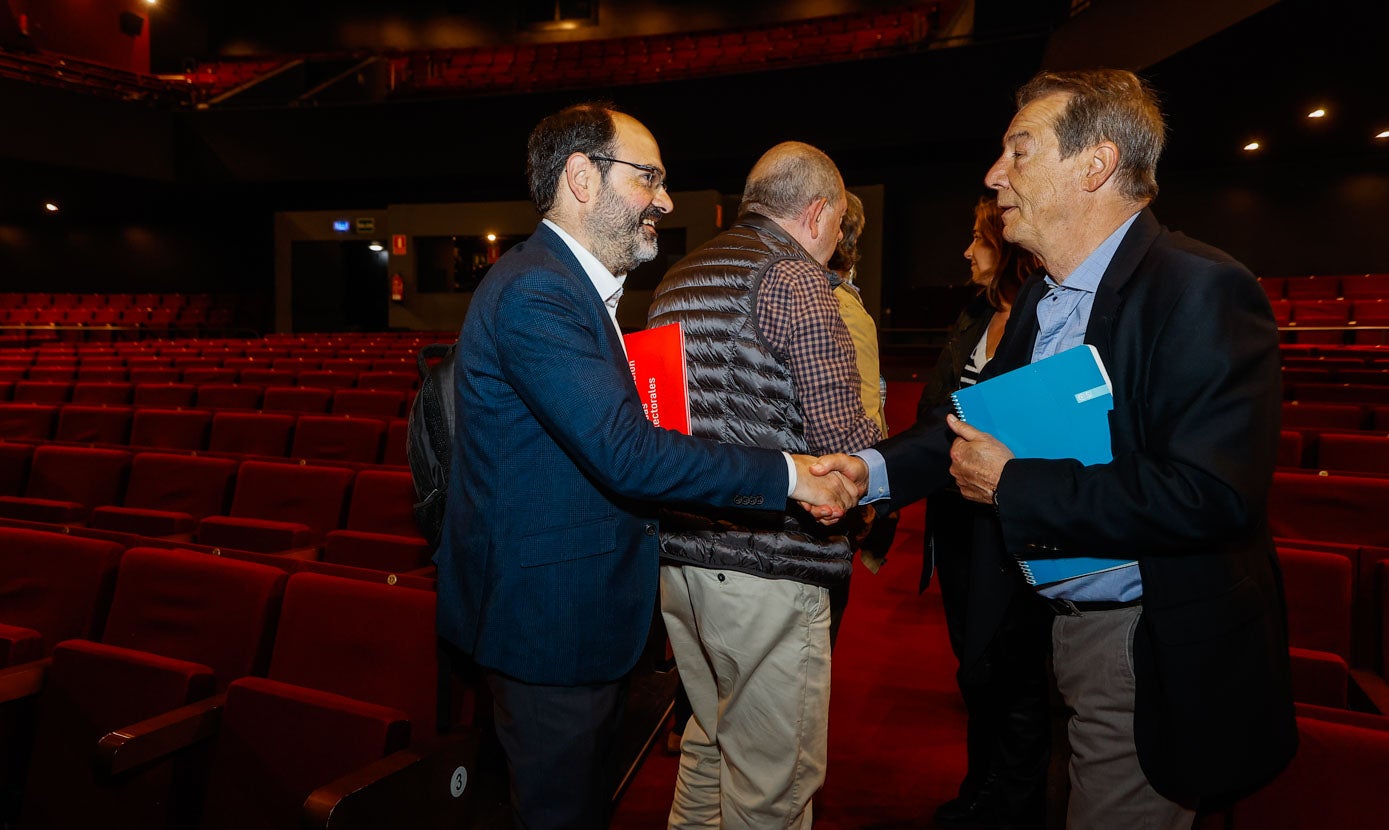 El socialista José Luis Urraca saluda a Jesús Serrera colaborador y exsubdirector de El Diario Montañés.