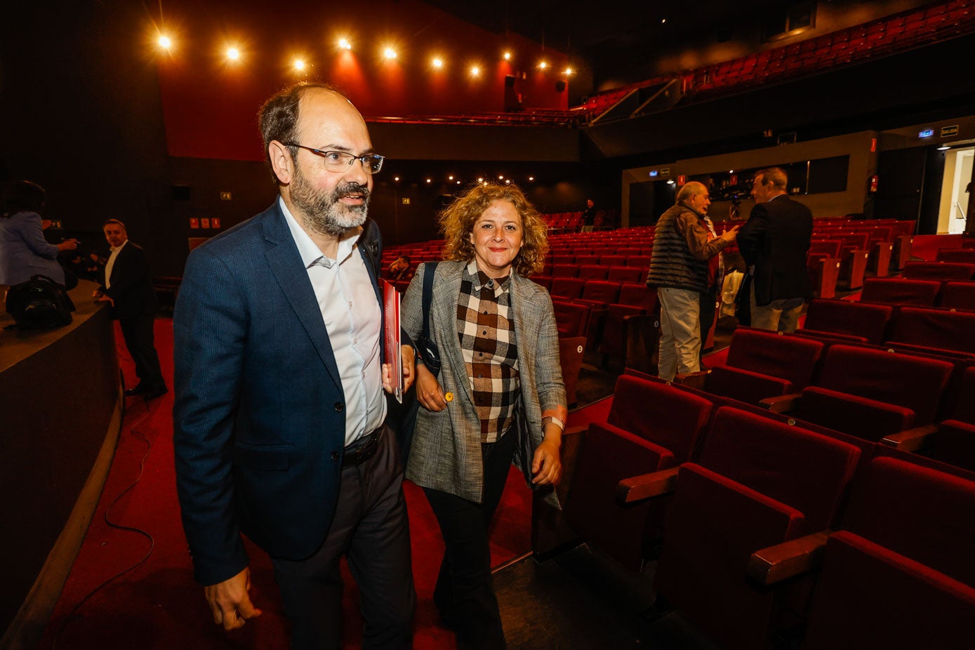 Urraca llegó al teatro Concha Espina de la concejala Patricia Portilla, número dos de la lista socialista en Torrelavega.