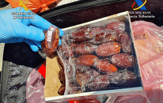 La caja de dátiles donde el hombre guardaba la droga.