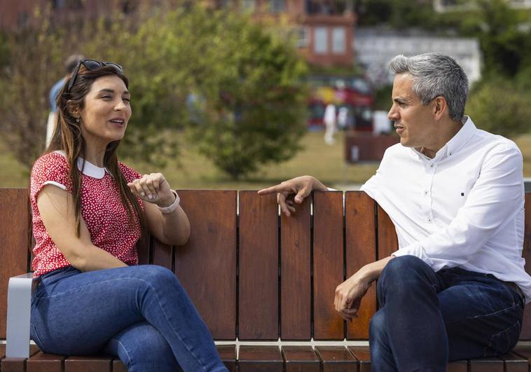 Sara Fernández y Pablo Zuloaga quedaron para charlar en la zona de Gamazo, en Santander, al lado del mar.