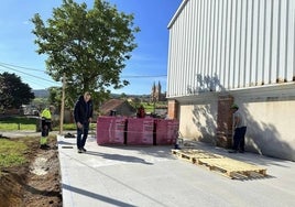 Operarios trabajan en la instalación de la dependencia anexa al polideportivo.