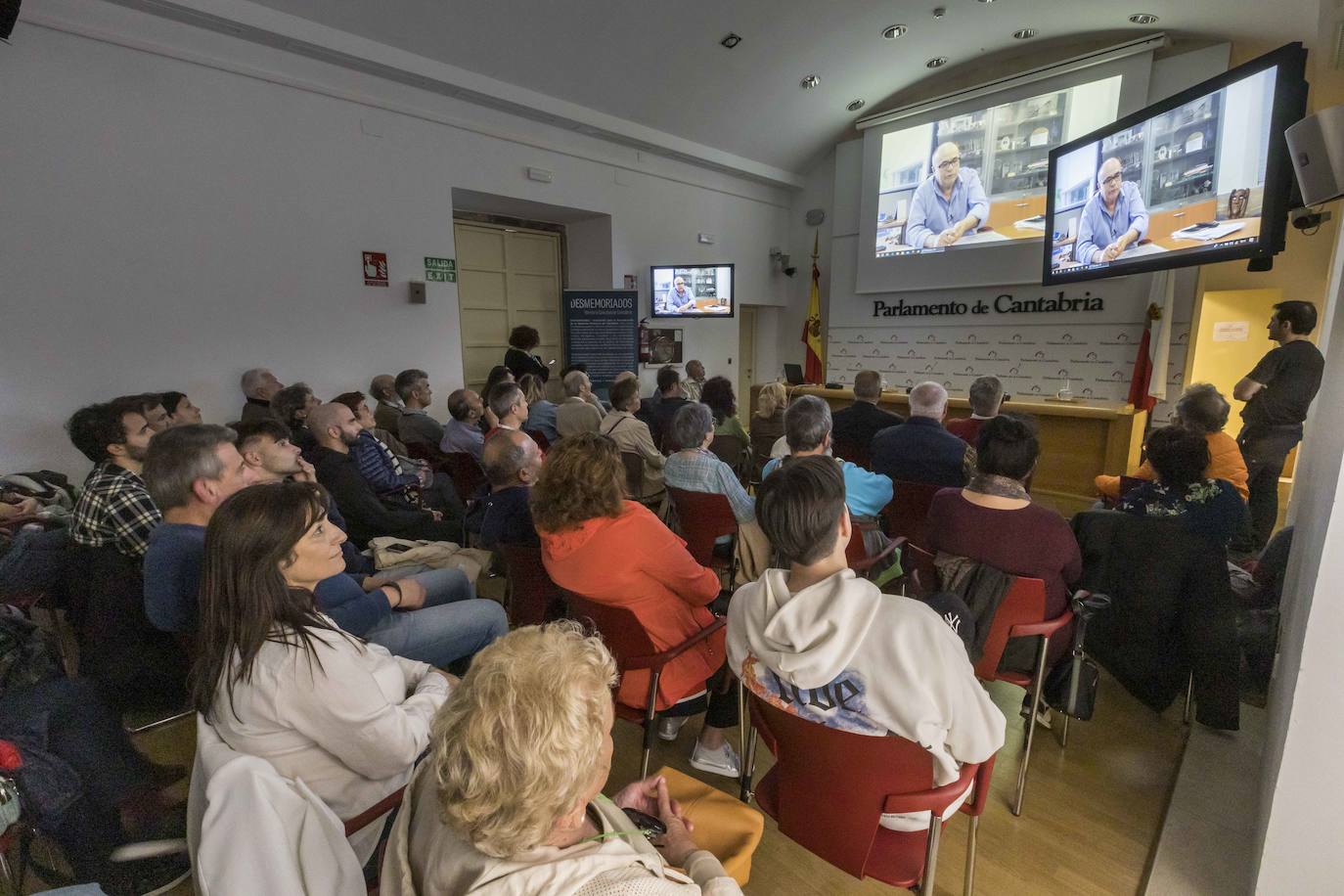 Cerca de un centenar de personas asistió al acto en el Parlamento.