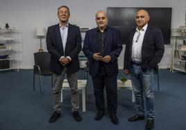 De izquierda a derecha, los periodistas Jesús Serrera, Gonzalo Sellers y Juan Luis Fernández.