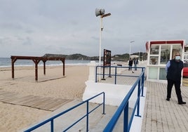 Un hombre atraviesa el paseo de la playa en la primavera del 2022.