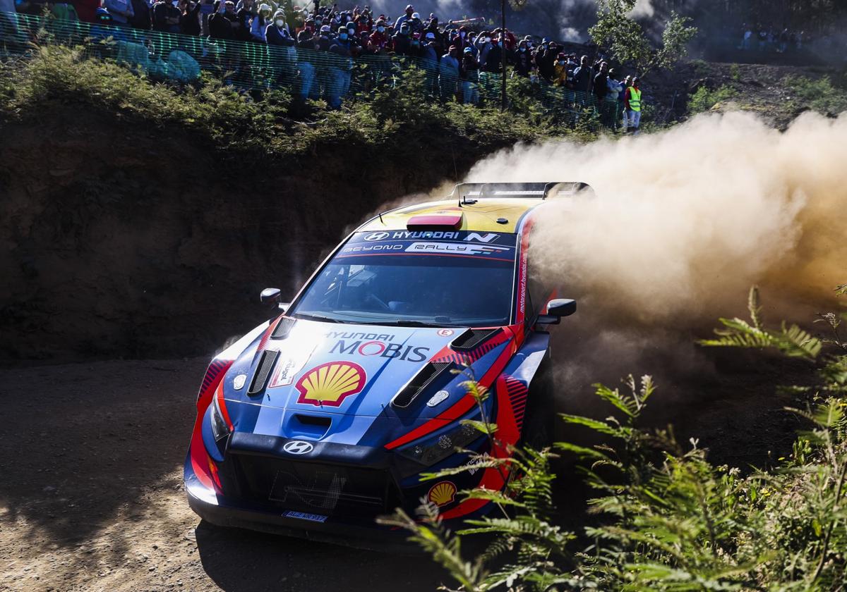 El Hyundai de Sordo, en uno de los tramos de ayer.