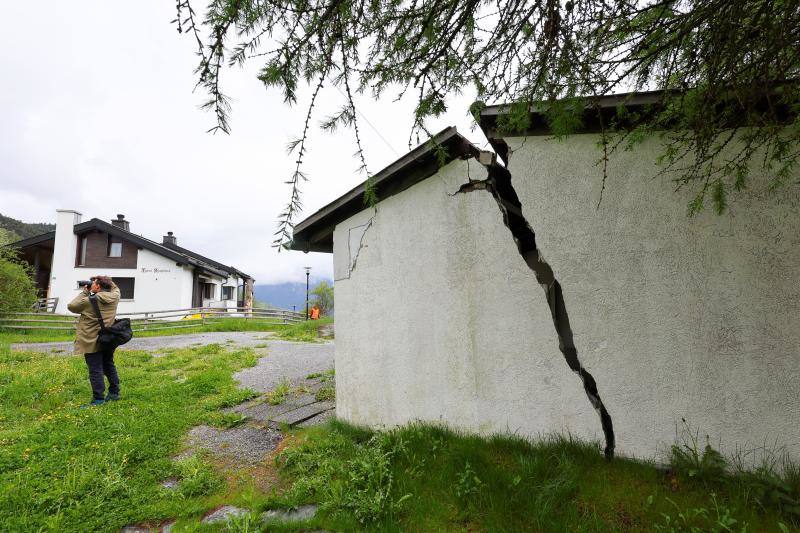 Las condiciones meteorológicas actuales aceleran el fenómeno y se da por sentado que los habitantes de Brienz no van a poder volver a sus hogares durante varias semanas, e incluso meses