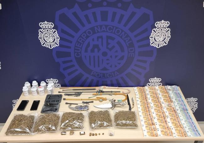 En los registros a las viviendas se incautaron cogollos de marihuana secos, dinero y armas, entre otras cosas.