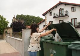 Una vecina de Villaverde de Pontones (Ribamontán al Monte) hace uso de los contenedores de la Mancomunidad de El Brusco.