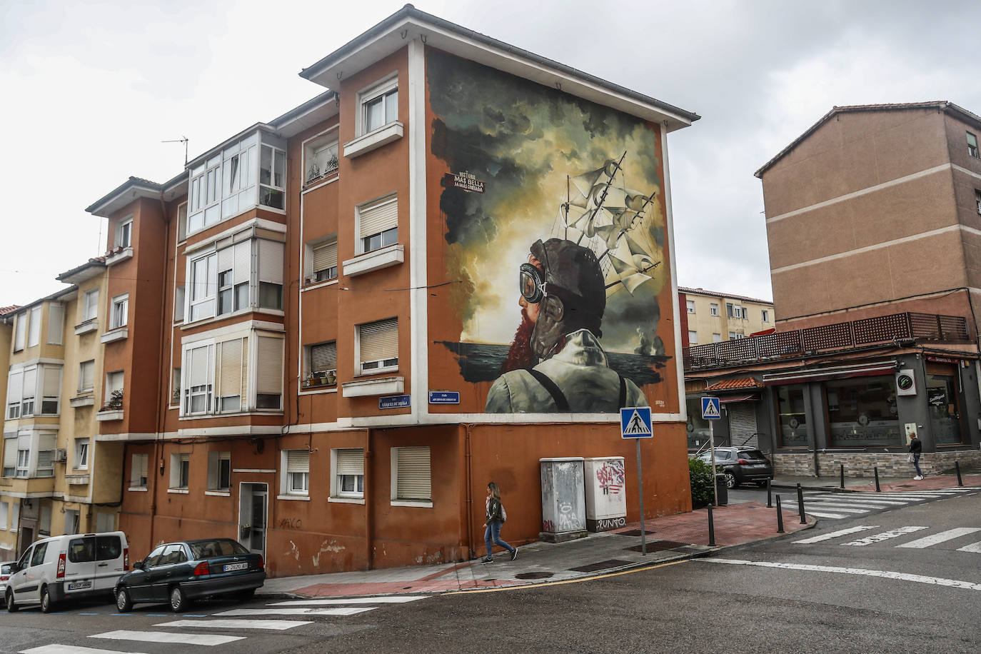 'La historia más bella jamás contada' es el título de esta obra de grandes dimensiones realizada en 2020 por el artista José Luis Serzo (Albacete, 1977). Esta pintura mural se encuentra en la fachada de un bloque de viviendas de cuatro alturas situada en el popular barrio de Porrúa. 