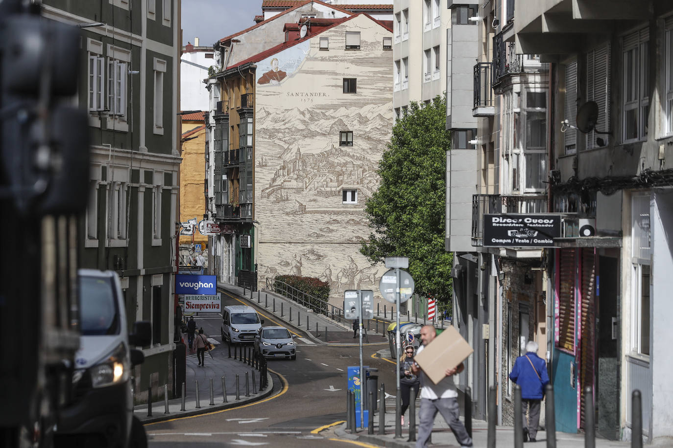 Una fachada de Santa Lucía fue el lienzo escogido para que los alumnos de la Escuela Taller recrearan el Santander del siglo XVI, a partir del grabado en el que G. Braun representó la primera imagen de la ciudad a vista de pájaro. El mural tiene a la derecha un pergamino con los nombres de los autores de la obra. 