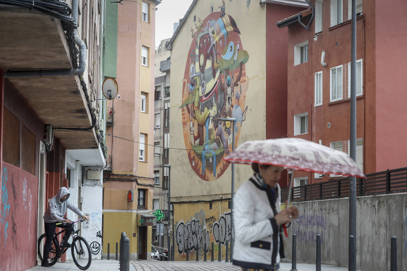 El artista valenciano Antonio Segura Dulk pintó este mural en 2015 en una fachada de San Simón: una esfera llena de personajes imaginarios. Al autor le gusta crear historias basadas en sueños y acontecimientos cotidianos, mezclando realidad y ficción, con un toque de surrealismo 'pop'.