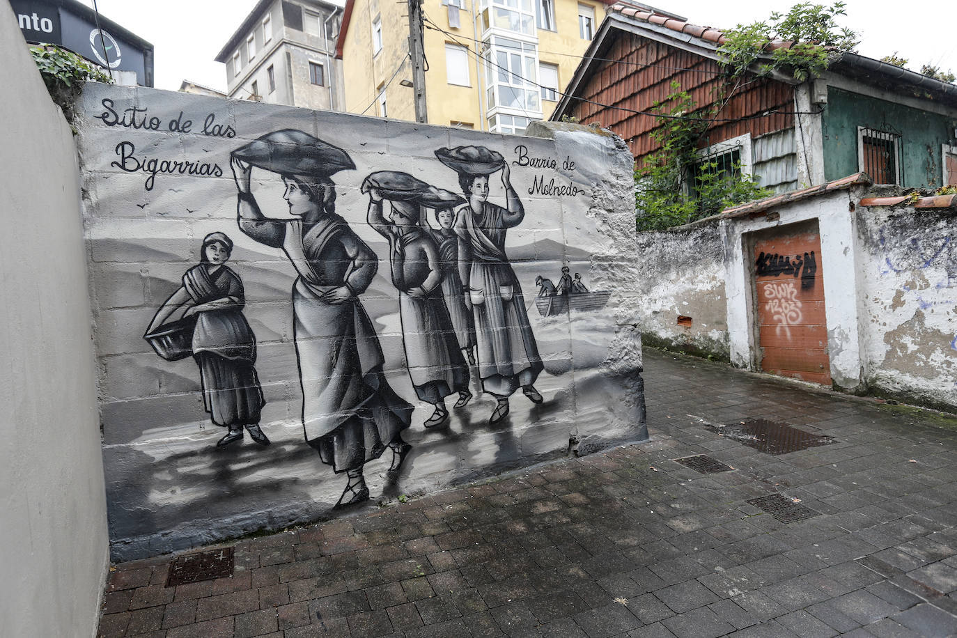 La historia de este mural es curiosa puesto que fue una mano anónima la que pintó en la pared de un solar este conjunto de vendedoras de pescado, tradicionales de esta zona de la ciudad, conocida como el barrio de Molnedo, referencia que aparece en el mural. Fue ejecutado en 2021.