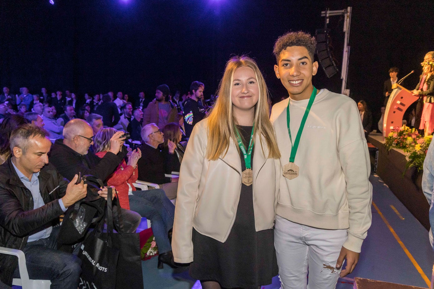  Estela Saiz Cayón, del IES Foramontanos, ganó en la categoría de Tecnología de la Moda, y le acompañó en el podio Jonathan Campos de Jesús, también estudiante del IES Foramontanos.