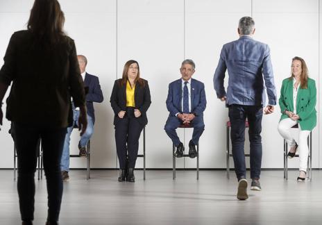 Imagen secundaria 1 - Zuloaga llegó tarde e hizo esperar al resto de candidatos. A la derecha, los candidatos llegaron con su séquito de acompañantes.