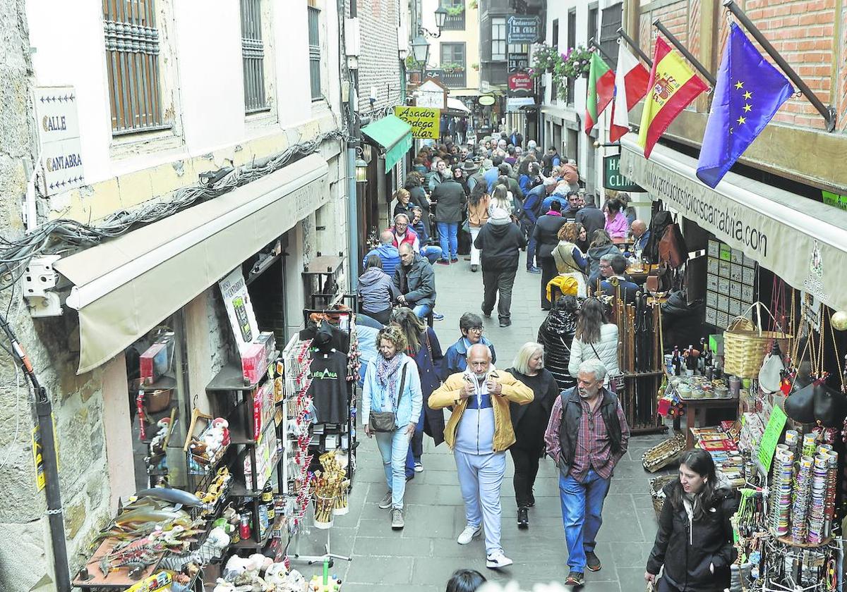 Vecinos y turistas paseando por la calle La Cántabra, en Potes, el día de la apertura de la Puerta del Perdón.