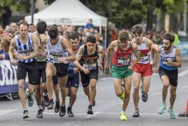 Los atletas de la categoría masculina toman la salida en el Paseo de Pereda