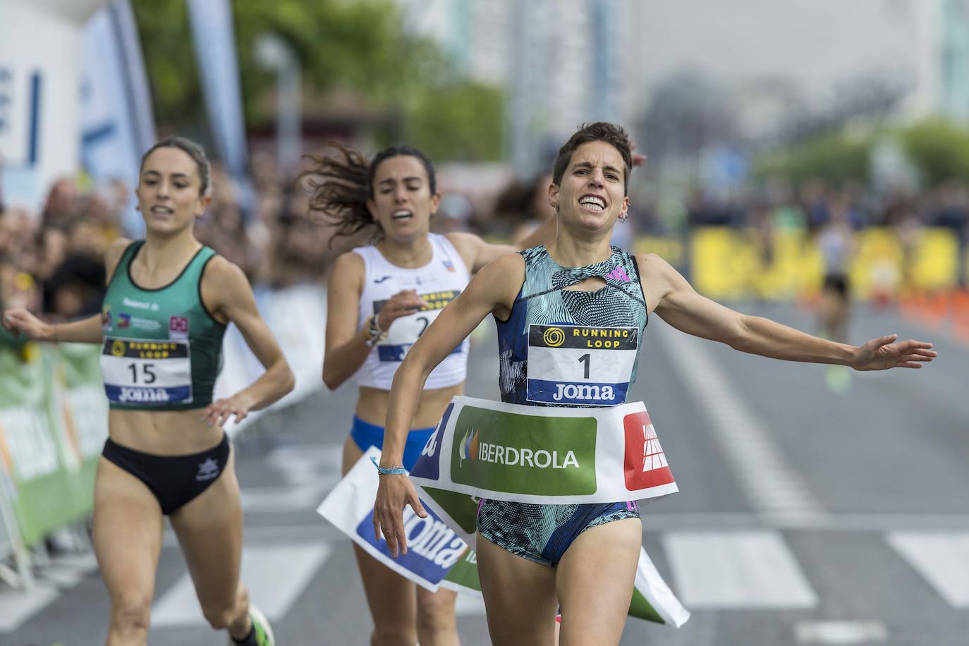 Marta Pérez cruza la línea de meta como ganadora en la categoría femenina.