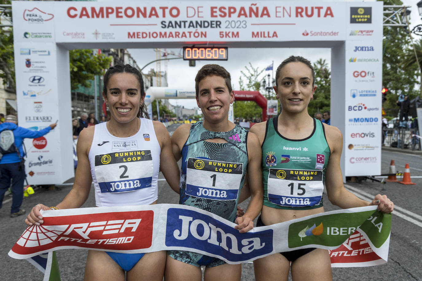 El podio femenino, con Marta Pérez en el centro, Rosalía Tárraga a la izquierda y Judith Otazua.