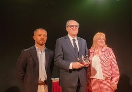 Ángel Gabilondo recibió el premio de manos de la Presidenta y de un vocal del Colegio de Enfermería de Cantabria.