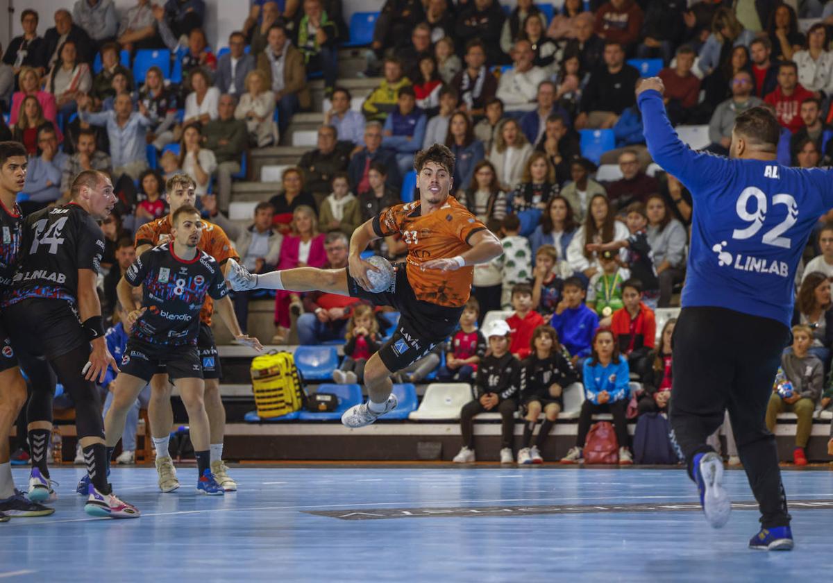 Isi, en posición acrobática, se eleva para lanzar a portería ante Mohamed Aly en un lance del derbi jugado en La Albericia.