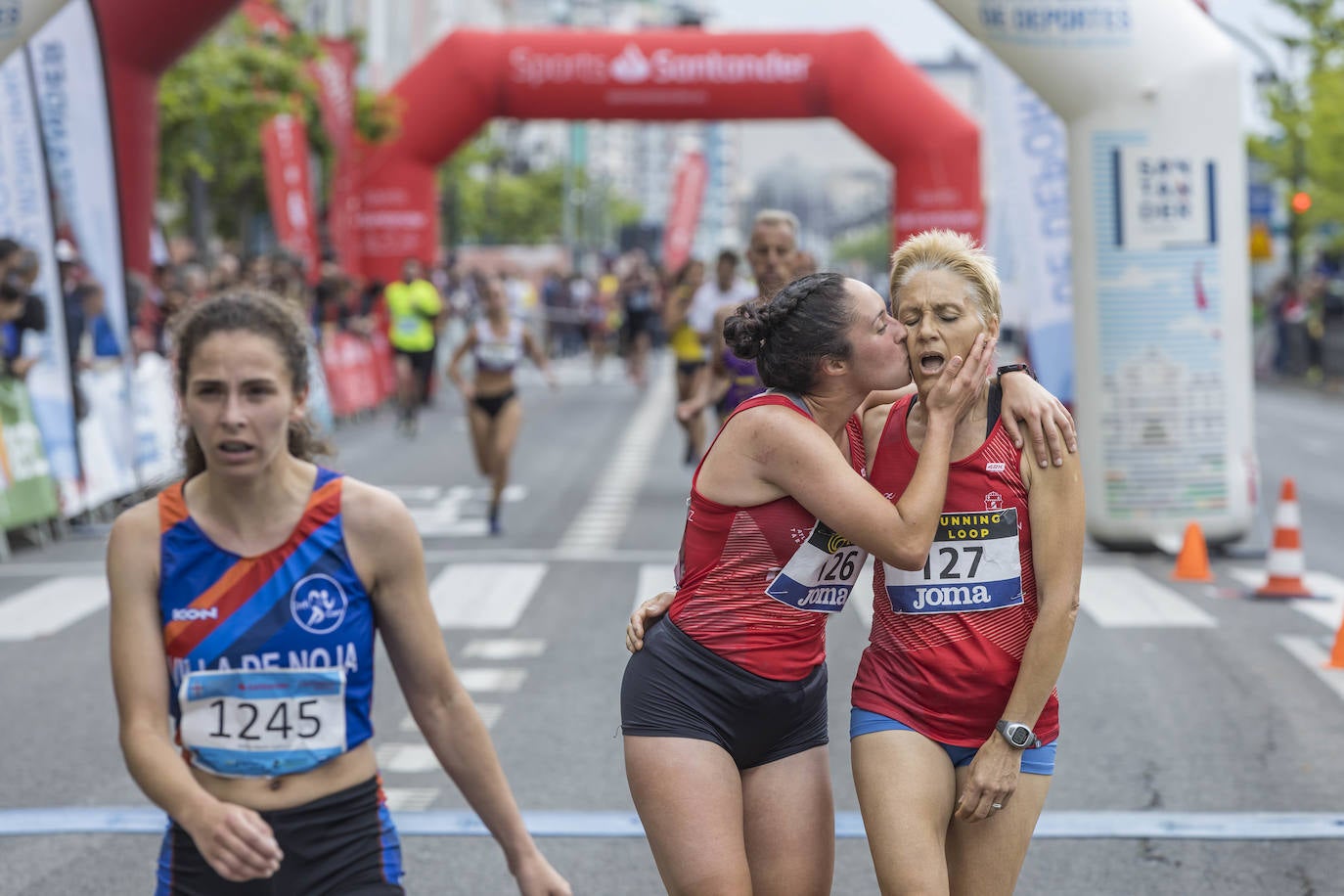 Pilar García (126) felicita a su compañera en el Atletismo Tarancón María del Carmen Llorena. Ambas terminaron juntas la prueba de los cinco kilómetros, con un tiempo de 19.22. 