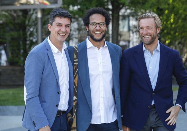 «Una foto del Gobierno Frankenstein», dijo Keruin Martínez antes de invitar a Daniel Fernández y a Felipe Piña a posar delante de la cámara.