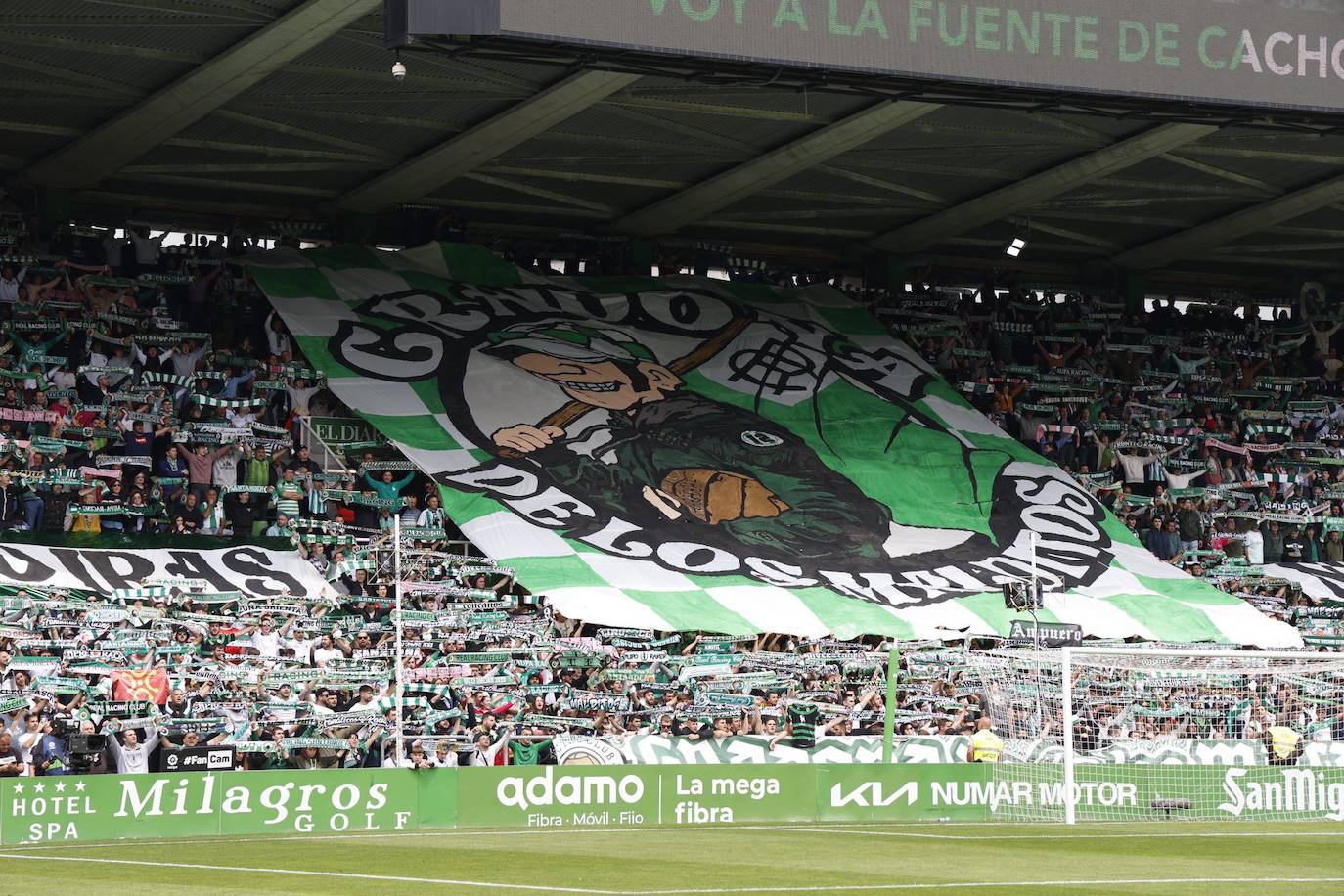 Imagen secundaria 1 - La afición celebrando en los Campos de Sport, el tifo de la Gradona e Íñigo Vicente antes de marcar el gol de la victoria.