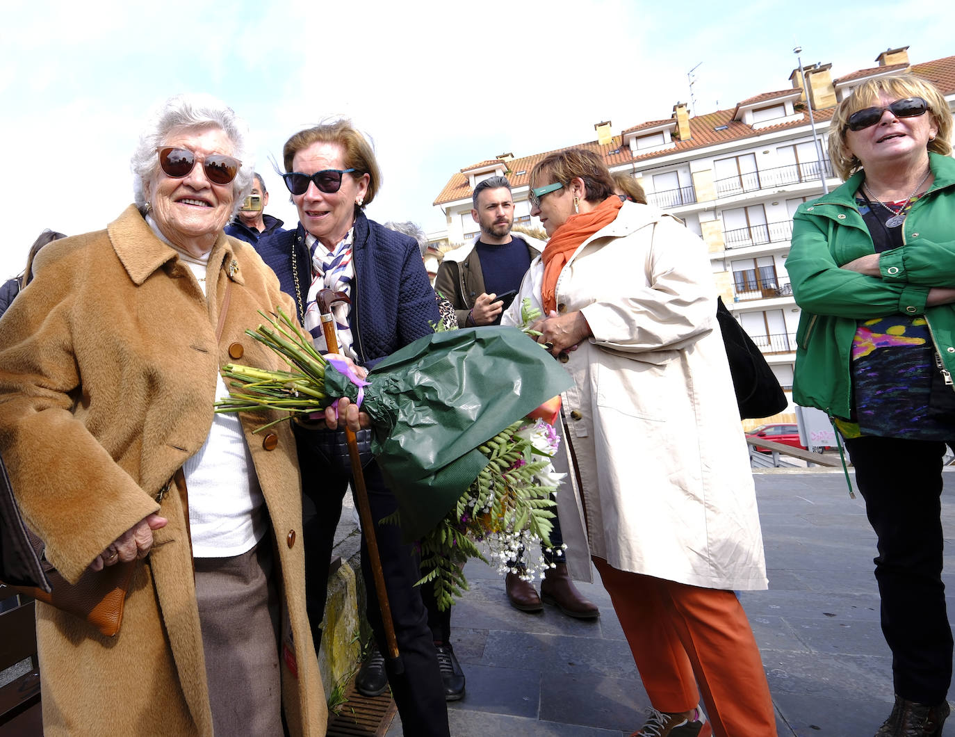 La redera Pacita Diaz feliz al contemplar el monumento que se ha instalado en su honor