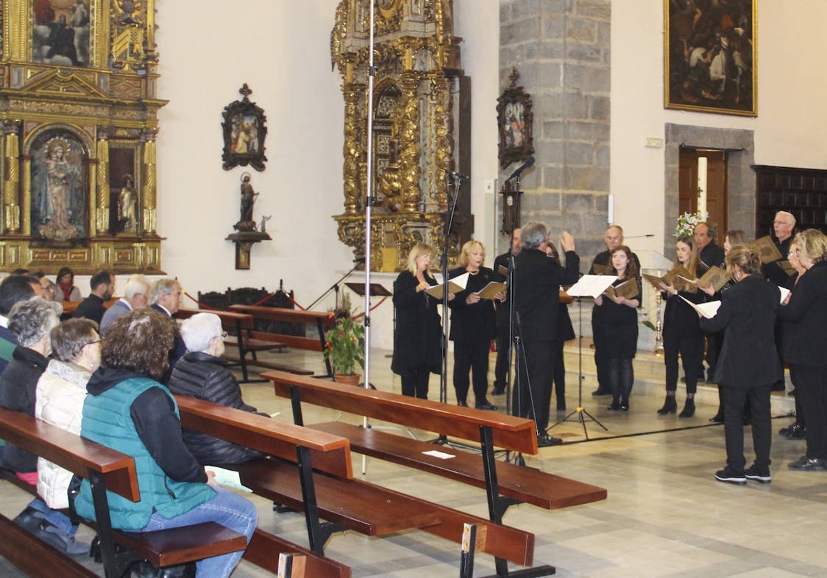 El coro A Capella, dos sopranos y el compositor interpretaron las obras.