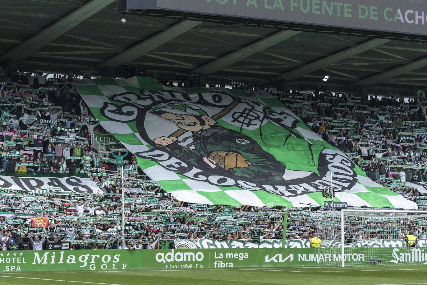 La Gradona mostró un tifo antes del inicio del encuentro. 