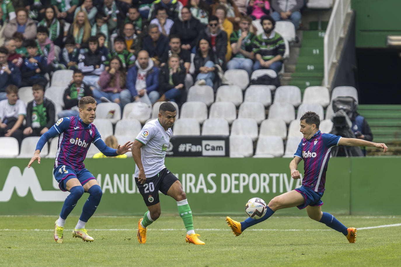 Juergen Elitim, entre dos futbolistas del Eibar. 