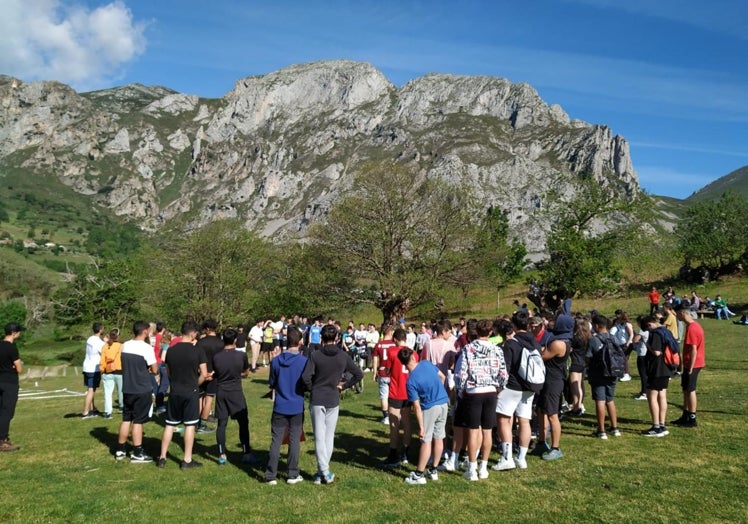 Imagen principal - Los estudiantes durante tres momentos del Encuentro Intercentros