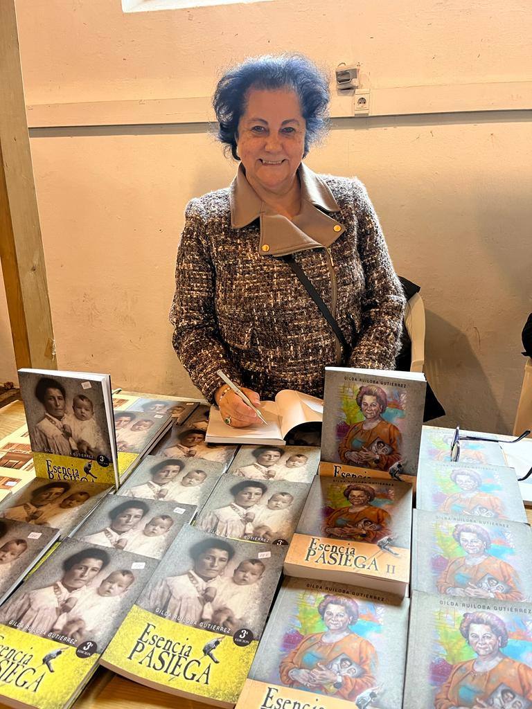 La escritora Gilda Ruiloba con libro de Esencia Pasiega recién estrenada. 