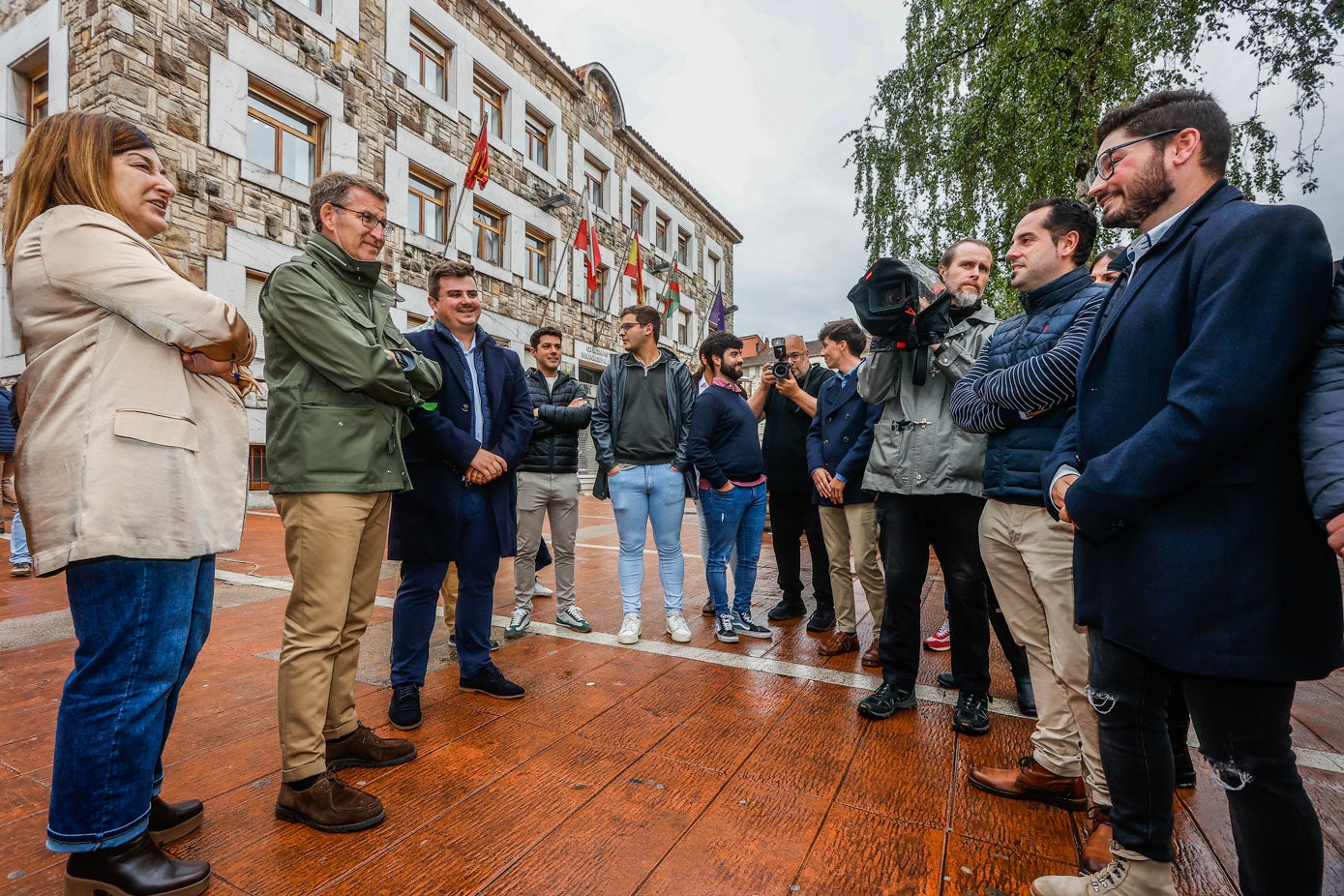 En Torrelavega, Feijóo estuvo acompañado en todo momento por Sáenz de Buruaga y Vargas.