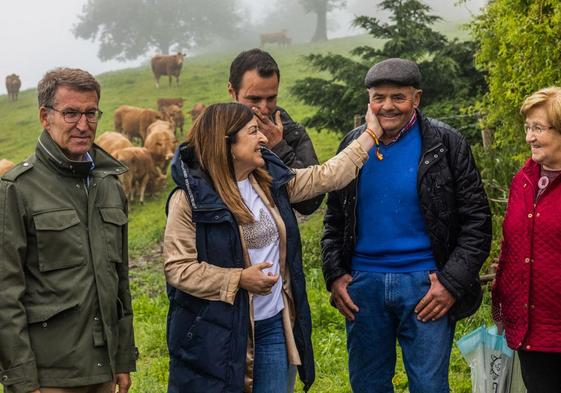 El propietario de la ganadería El Cerrillo, Juan Madrazo, con los representantes del PP.