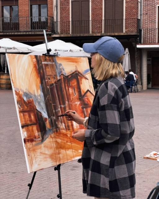 Lorea Hoya pintando en una de las calles de Alaejos, Valladolid.