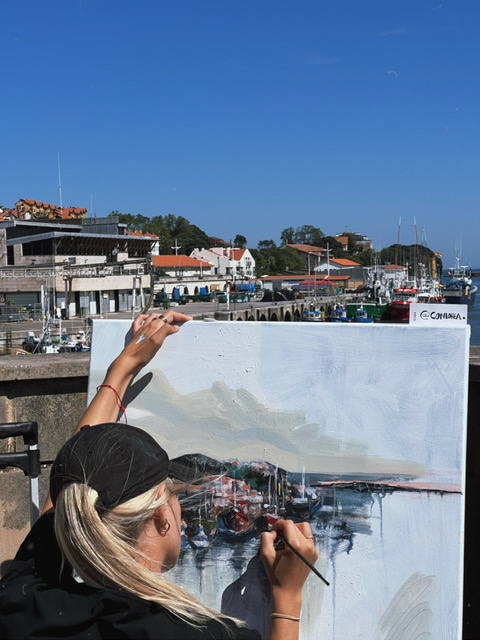 Lorea da los últimos toques a su pintura del puerto de San Vicente de la Barquera.