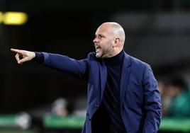 José Alberto López imparte instrucciones desde la banda durante el Racing-Tenerife.