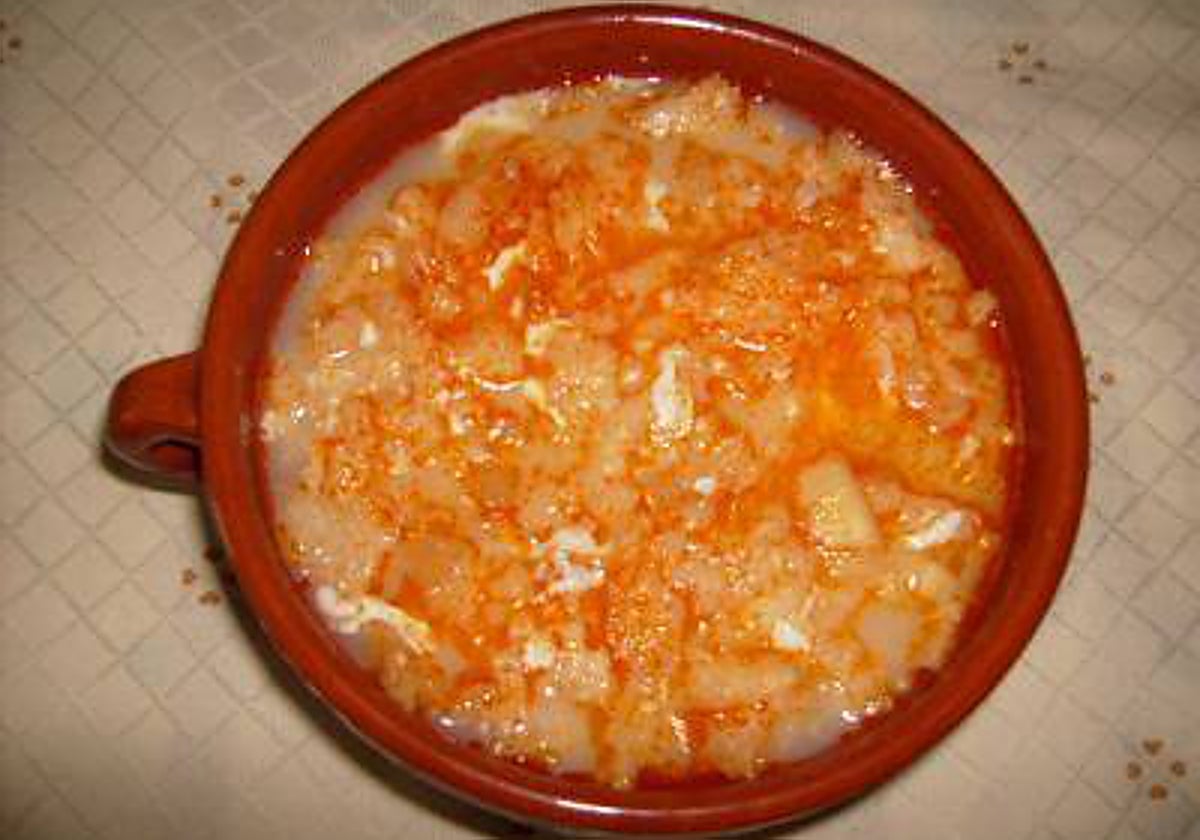 La sopa de ajo es un clásico de la cocina española.