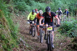 Varios participantes en la prueba de bicicleta de montaña en la pasada edición.