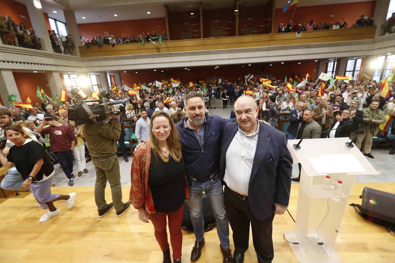 Abascal, junto a sus candidatos en Cantabria y Santander, Leticia Díaz y Emilio del Valle